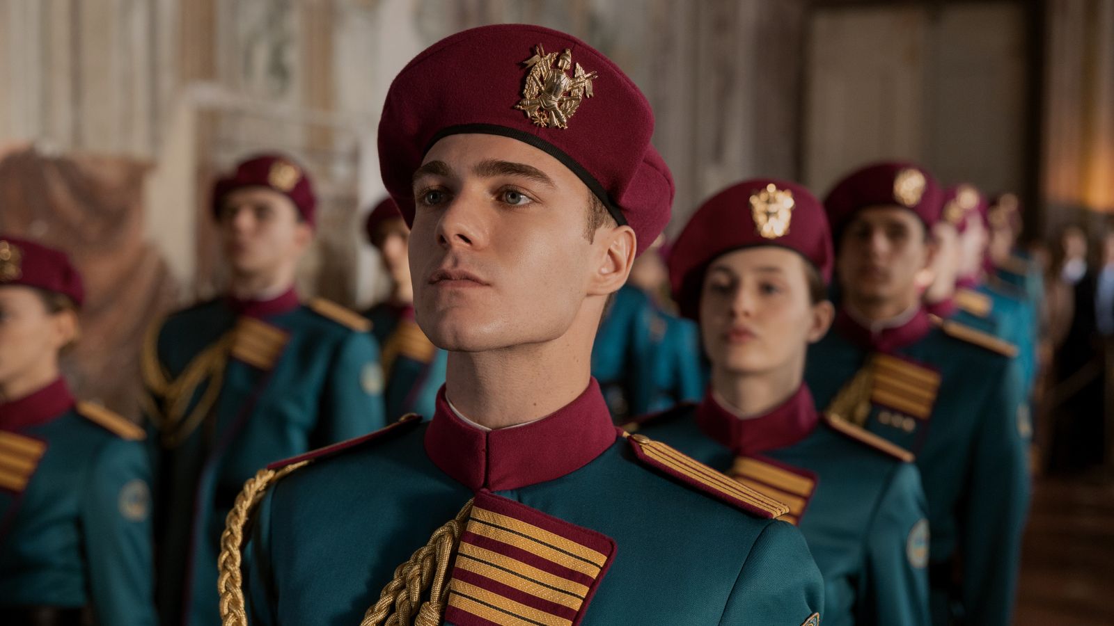Gli allievi di Minerva - La Scuola schierati in divisa verde e basco bordeaux in una scena della serie Netflix
