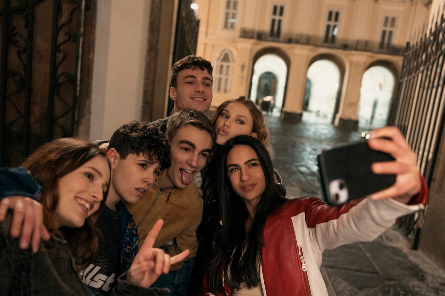 I ragazzi di Minerva - La Scuola si scattano un selfie di notte, fuori dal liceo militare, in una scena della serie Netflix
