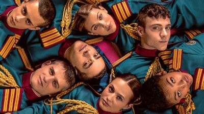 I giovani protagonisti di Minerva - La Scuola, la serie Netflix, sdraiati in cerchio con le divise del liceo militare nella locandina ufficiale