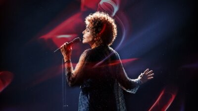 Ornella Vanoni sul palco, foto per l'album Vivere il mio concerto più bello