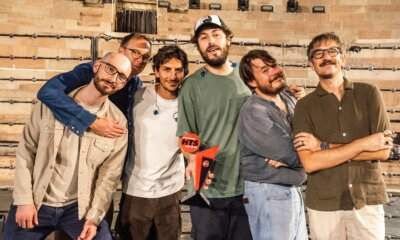 I Pinguini Tattici Nucleari festeggiano con il trofeo la vittoria al Power Hits Estate 2026 all'Arena di Verona