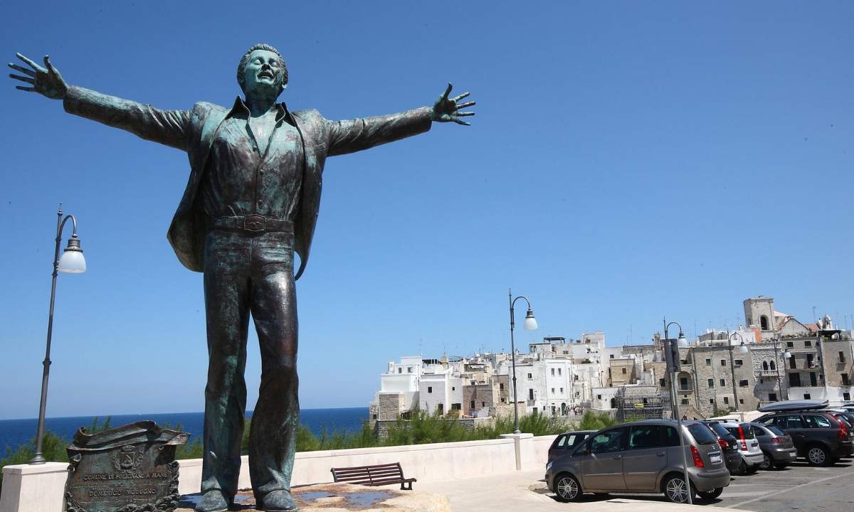 Statua di Domenico Modugno a Polignano a Mare, città che ospita Polignano a Mare Città della Musica