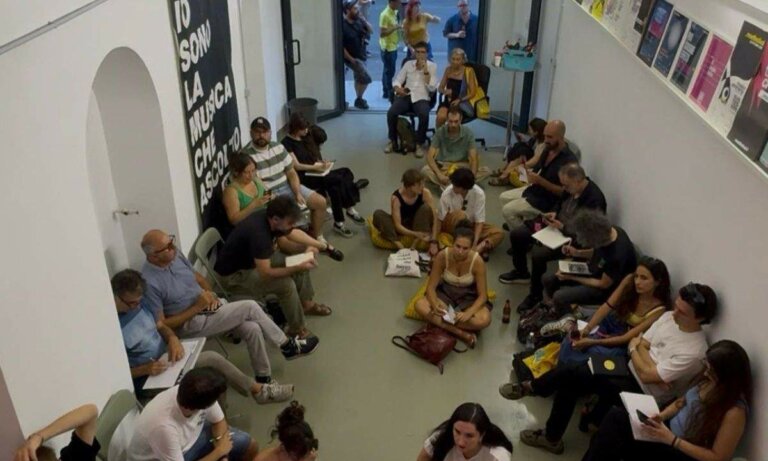 _resetfestival 2026 a Torino: il pubblico seduto per terra durante un incontro del festival