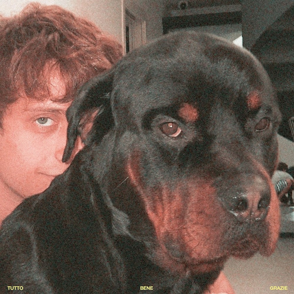 Copertina dell'album TUTTO BENE GRAZIE di sangiovanni: l'artista in primo piano accanto a un rottweiler