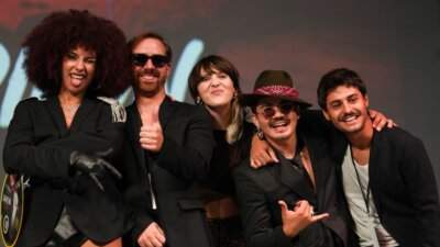 I vincitori festeggiano sul palco della finalissima di Sanremo Rock & Sanremo Trend 2026 all'Ariston