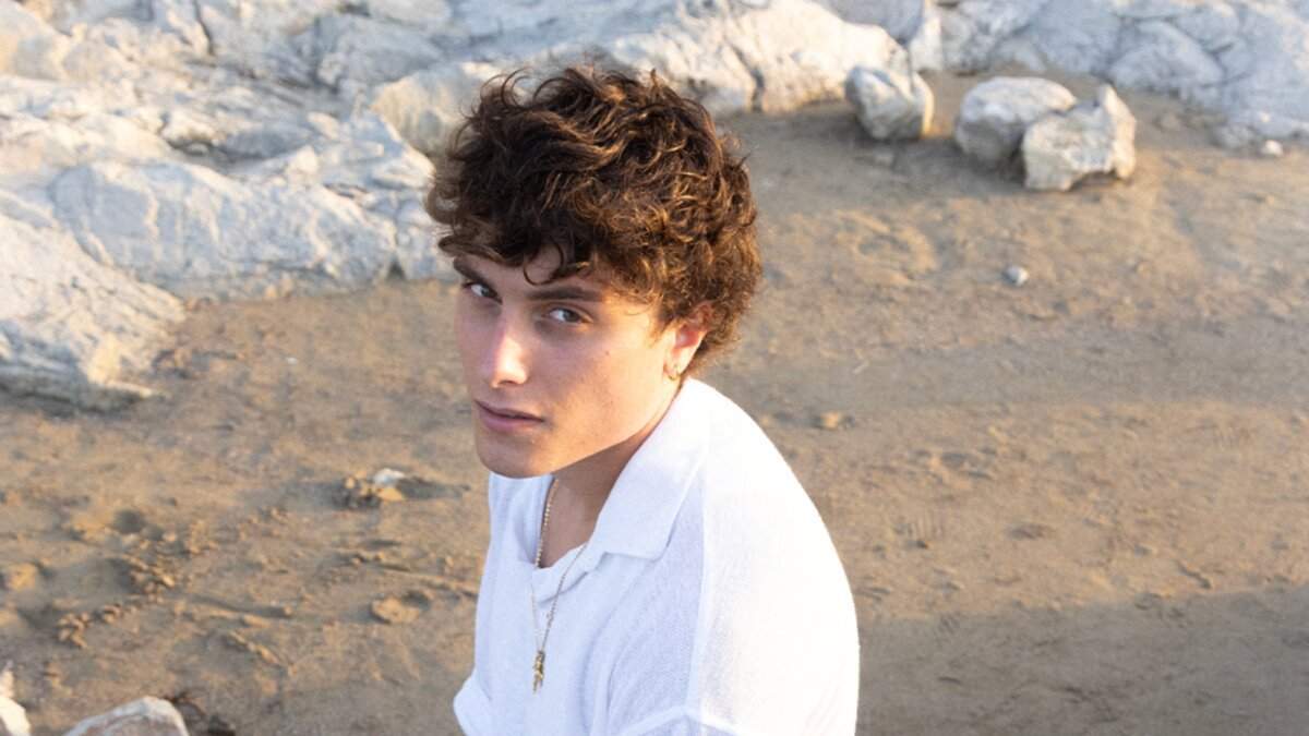 Seltsam ritratto su una spiaggia per il singolo Scandalo al Sole
