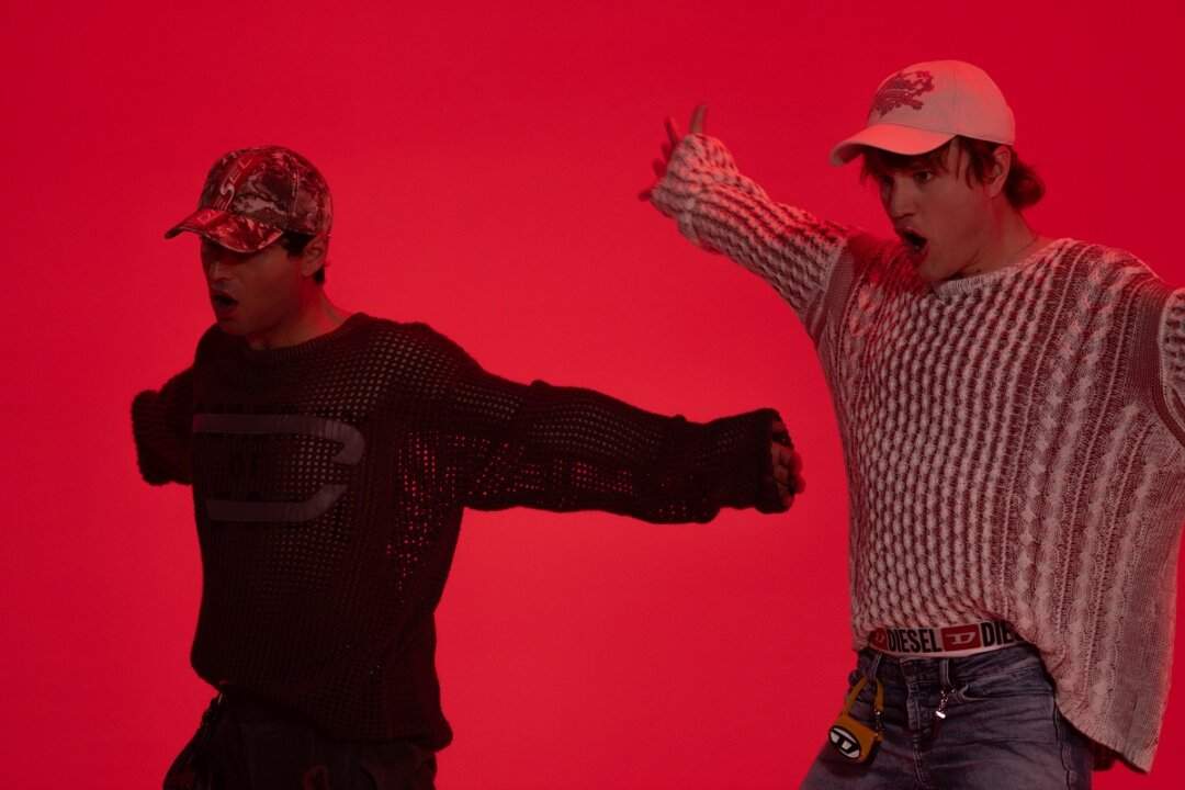 SEM&STÈNN in uno scatto backstage legato al nuovo singolo CAZZI MIEI