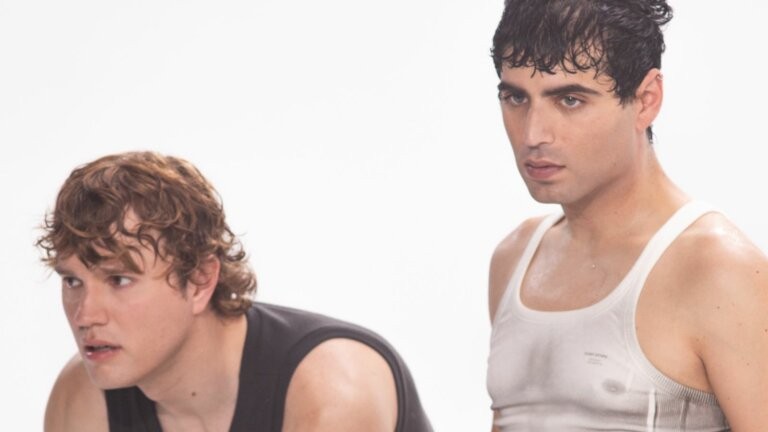 Sem&Stènn, il duo del nuovo album DVD SEXY TOYS, in una foto promozionale in canotta