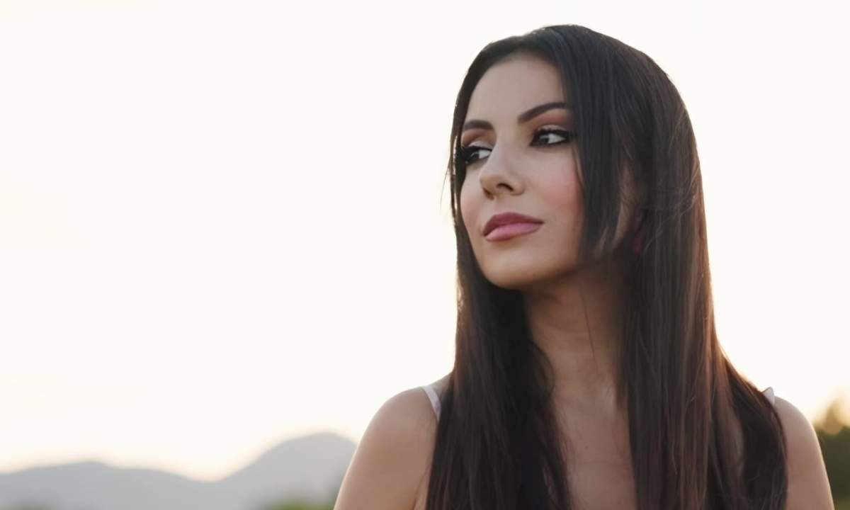 Serena Schintu in primo piano al tramonto, immagine legata al singolo La vita in controluce