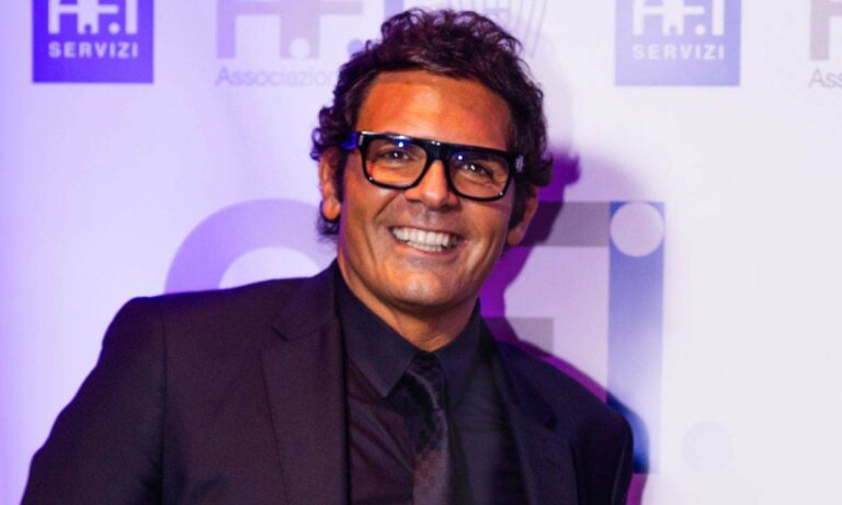 Sergio Cerruti davanti al pannello con i loghi di AFI e AFI Servizi