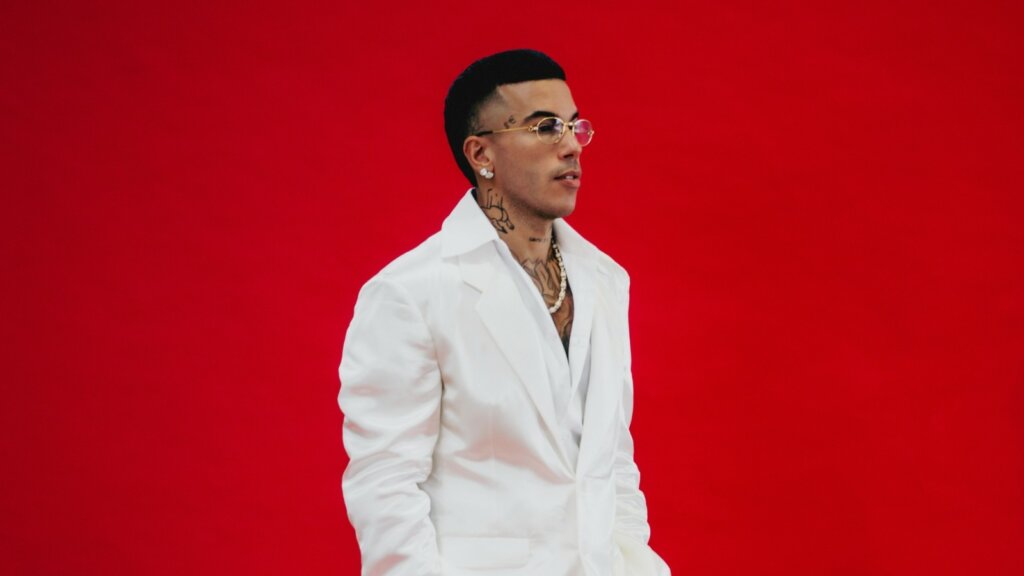 Sfera Ebbasta nella foto promozionale di Lontano, primo singolo da Purosangue