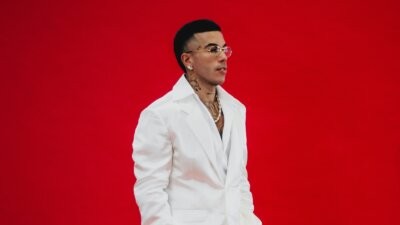Sfera Ebbasta nella foto promozionale di Lontano, primo singolo da Purosangue