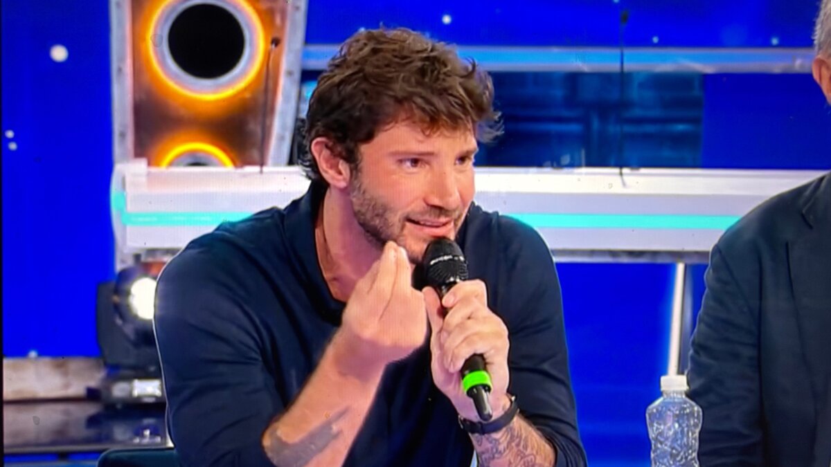 Stefano De Martino durante la conferenza stampa sul regolamento di Sanremo 2027