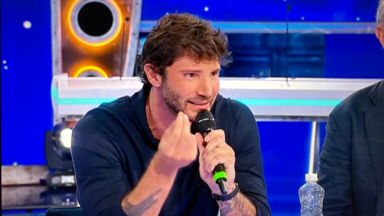 Stefano De Martino durante la conferenza stampa sul regolamento di Sanremo 2027