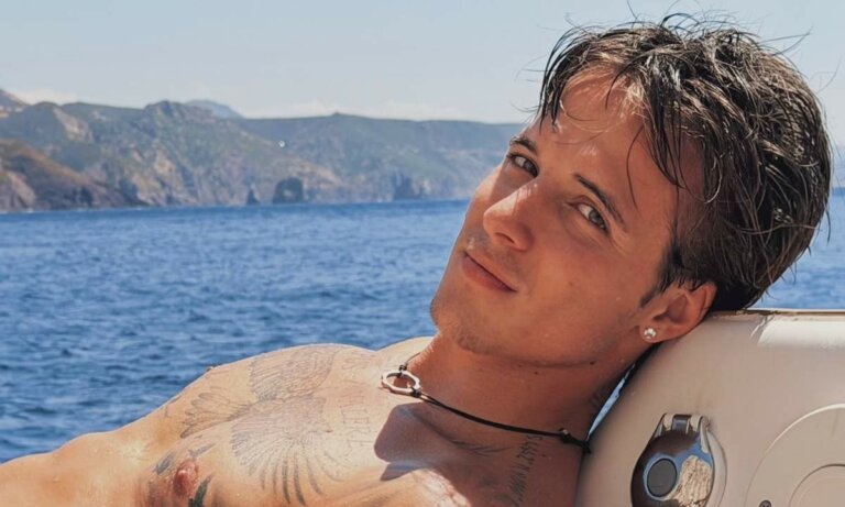 Teo Bok, concorrente di X Factor 2026, in una foto personale al mare