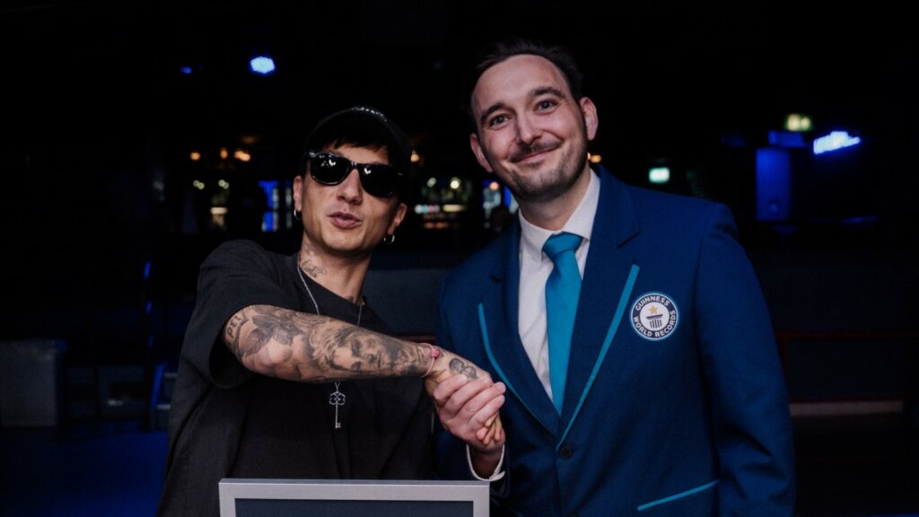 Ultimo riceve il certificato Guinness World Records per il concerto La Favola Per Sempre