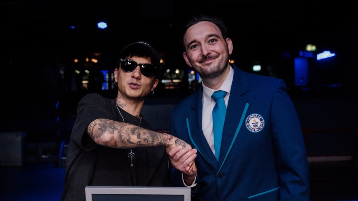 Ultimo riceve il certificato Guinness World Records per il concerto La Favola Per Sempre