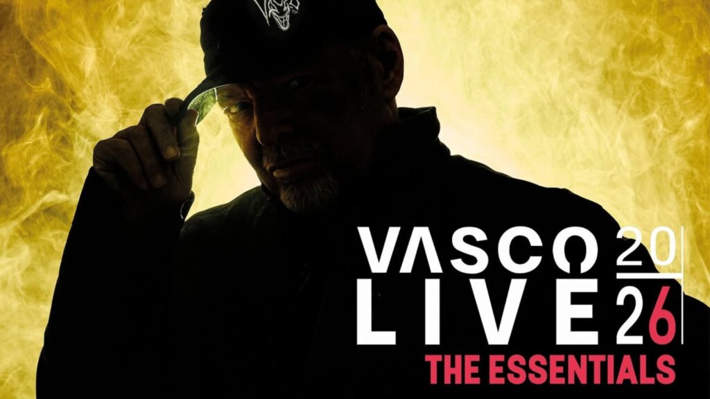 Vasco Rossi con il cappellino in controluce nella copertina di Vasco Live 20 | 26 The Essentials, l'album anticipato dal singolo live Marea