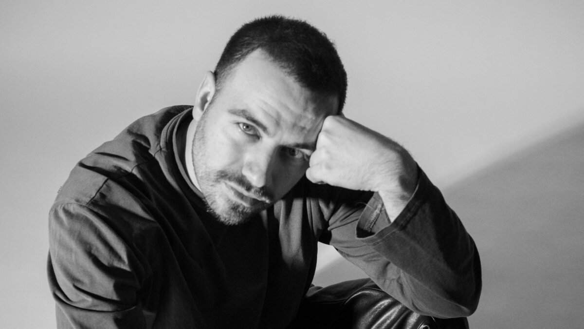 Venerdì20, ritratto in bianco e nero del progetto musicale di Giordano Treglia