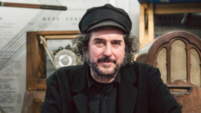 Vinicio Capossela con cappello nero, ritratto in studio per l’annuncio dell’ingresso in BMG