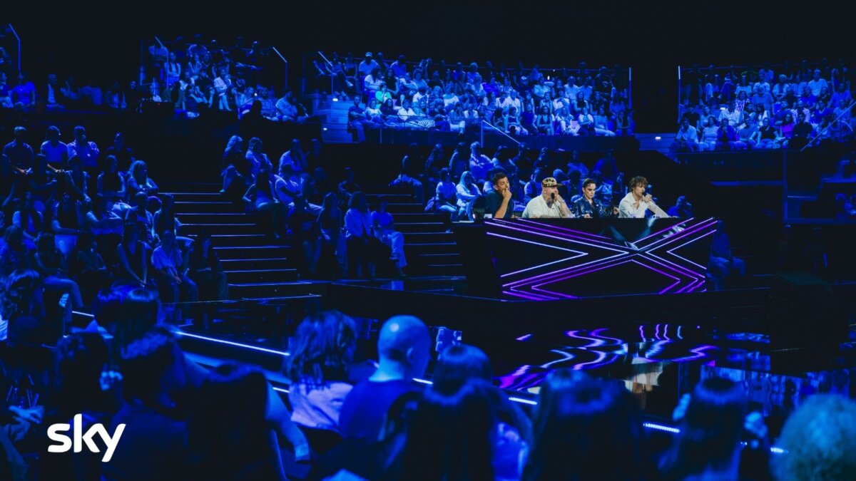 La giuria di X Factor 2026 al tavolo delle Audizioni all'Allianz Cloud, nella terza puntata