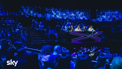 La giuria di X Factor 2026 al tavolo delle Audizioni all'Allianz Cloud, nella terza puntata