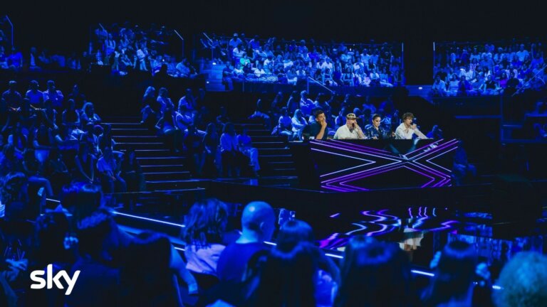 La giuria di X Factor 2026 al tavolo delle Audizioni all'Allianz Cloud, nella terza puntata