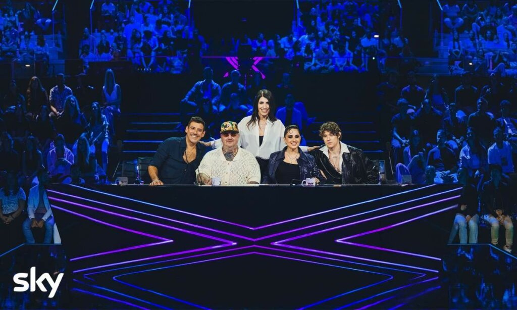 I giudici di X Factor 2026 al bancone dello studio con la conduttrice Giorgia