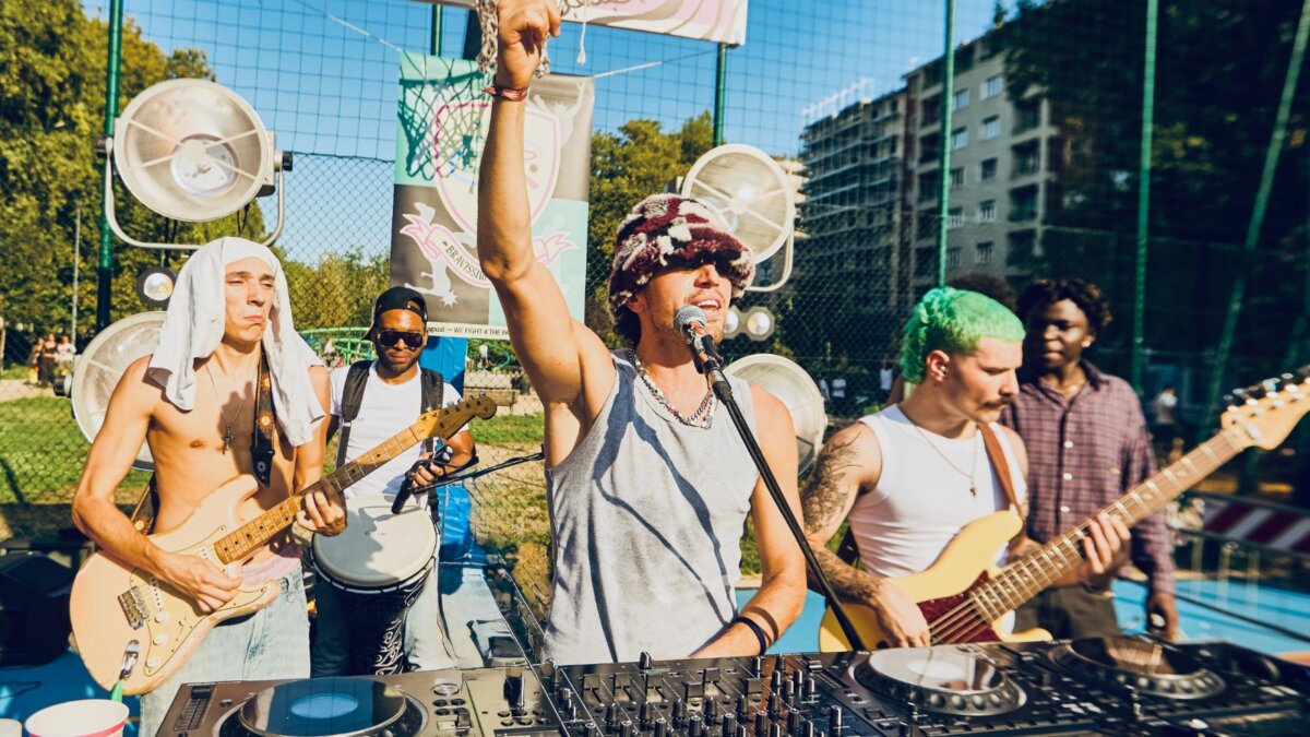 DJ e musicisti suonano insieme in una DJ JAM di YURTA House Party, il format che arriva all'Apollo Milano