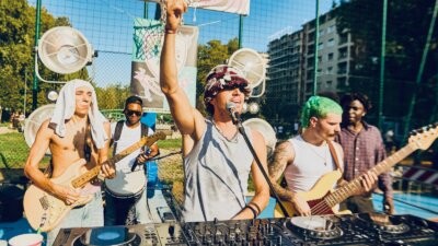 DJ e musicisti suonano insieme in una DJ JAM di YURTA House Party, il format che arriva all'Apollo Milano