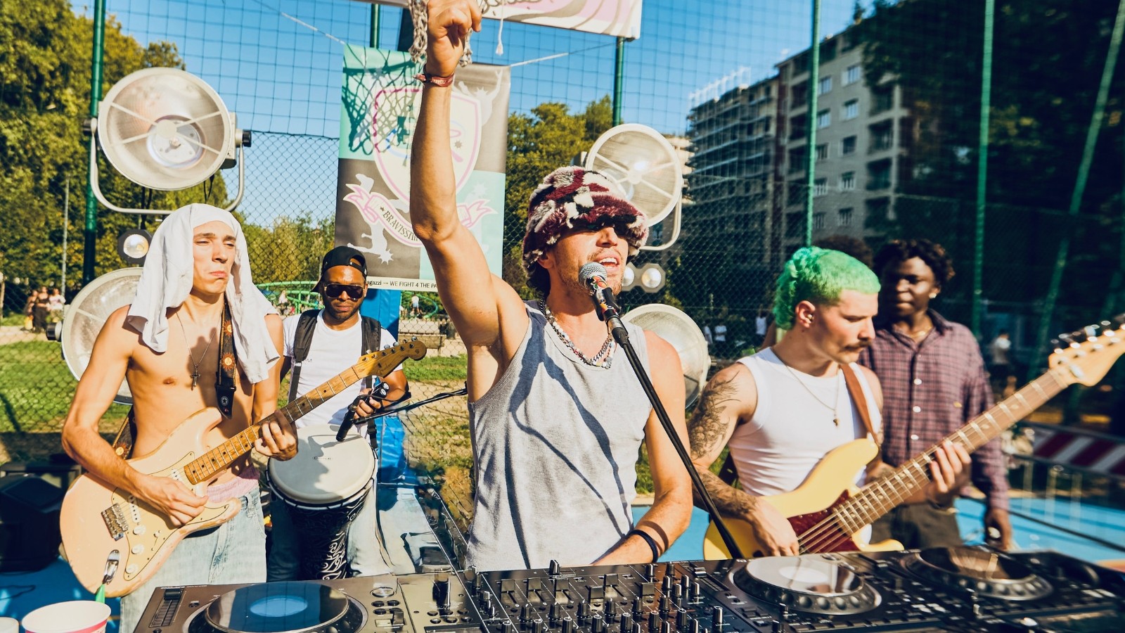 DJ e musicisti suonano insieme in una DJ JAM di YURTA House Party, il format che arriva all'Apollo Milano