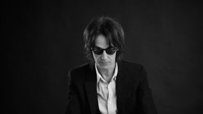 Alberto Fortis pubblica l'album "Sentimental City" con 8 brani inediti
