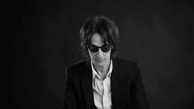 Alberto Fortis pubblica l'album "Sentimental City" con 8 brani inediti