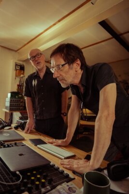 Cristiano Godano torna a collaborare con Rob Ellis nel nuovo disco "Un filo d'erba nel muro" 