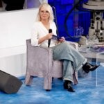 Maria De Filippi in studio nella foto di scena di Amici 26, la nuova edizione del talent di Canale 5