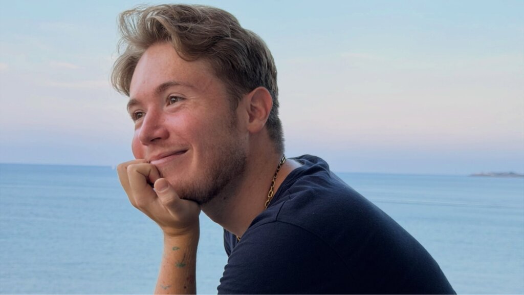 Alfa, il cantautore genovese del nuovo singolo Eri solo da incontrare, in una foto davanti al mare