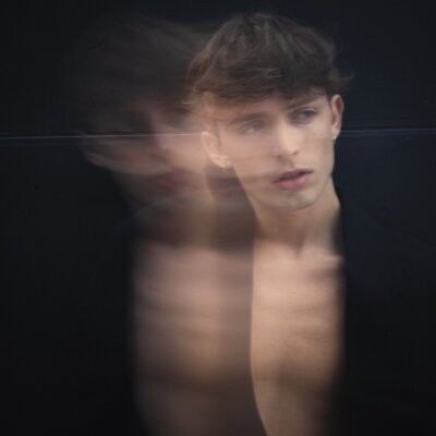 Copertina del singolo Iride di ALTEO: il volto del cantante in un effetto di movimento su fondo scuro