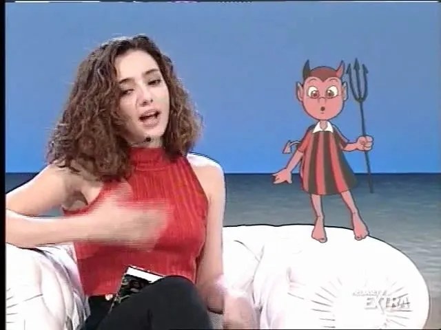 Ambra Angiolini con il diavoletto cartoon negli studi di Non è la Rai