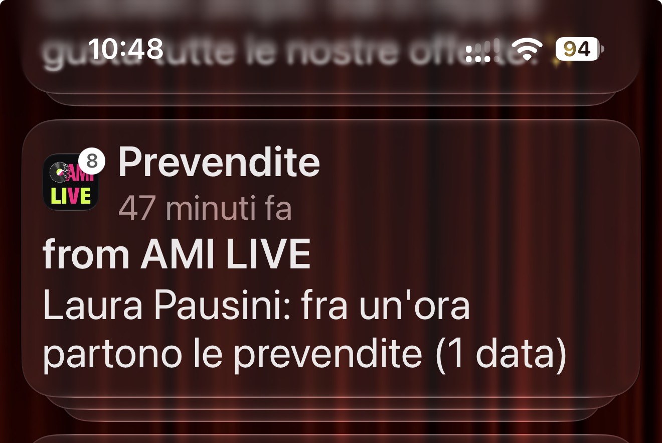 Notifica di AMI Live sul blocco schermo di iPhone: Laura Pausini, fra un’ora partono le prevendite