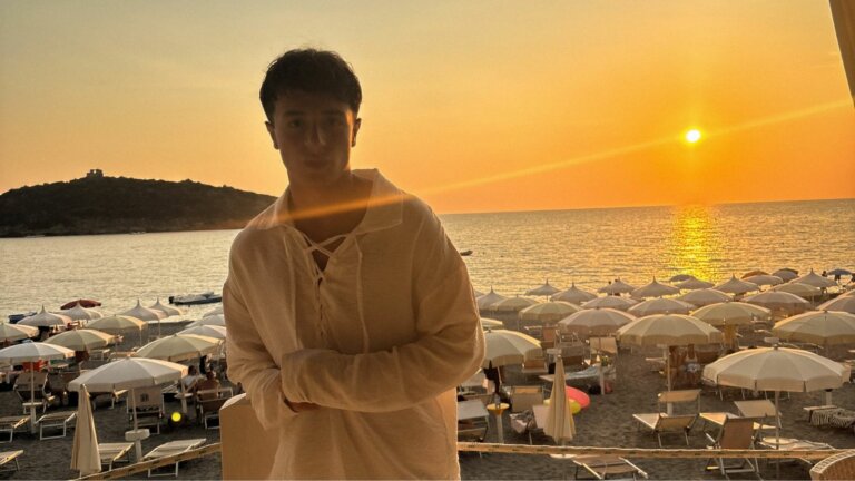 Erness, il rapper di Sarno ad Amici 26, in una foto al tramonto sul mare