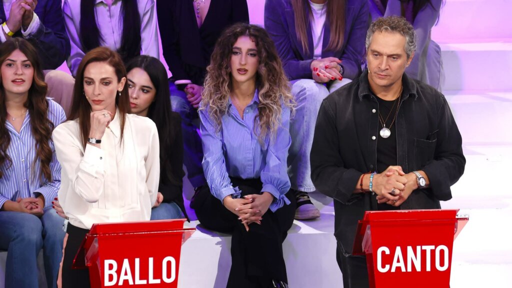 Anbeta Toromani e Claudio Santamaria, giudici esterni di ballo e di canto, ai loro banchi nella seconda puntata di Amici 26