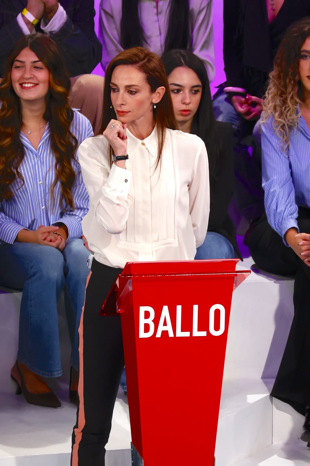 Anbeta Toromani, giudice esterna del ballo, al suo banco nella seconda puntata di Amici 26