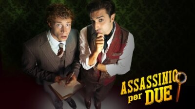 Massimiliano Carulli e Michele Guidotti, i due attori di Assassinio per Due, in una foto di scena con il titolo dello spettacolo