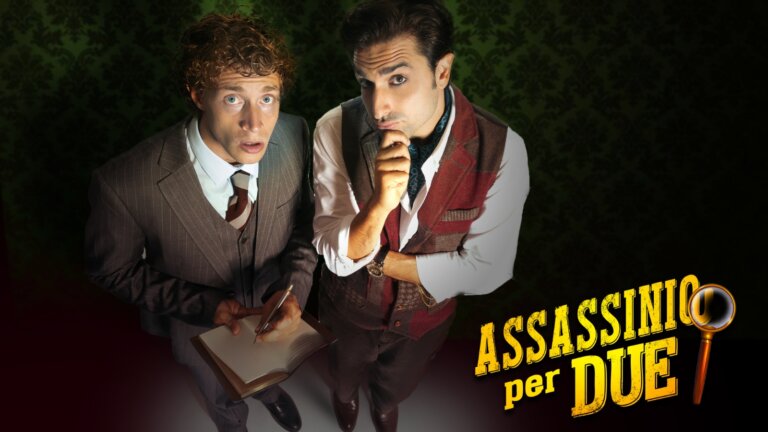 Massimiliano Carulli e Michele Guidotti, i due attori di Assassinio per Due, in una foto di scena con il titolo dello spettacolo