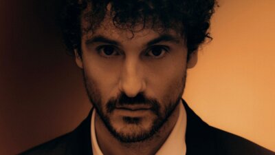 Carl Brave in primo piano nella foto promozionale del singolo Odissea