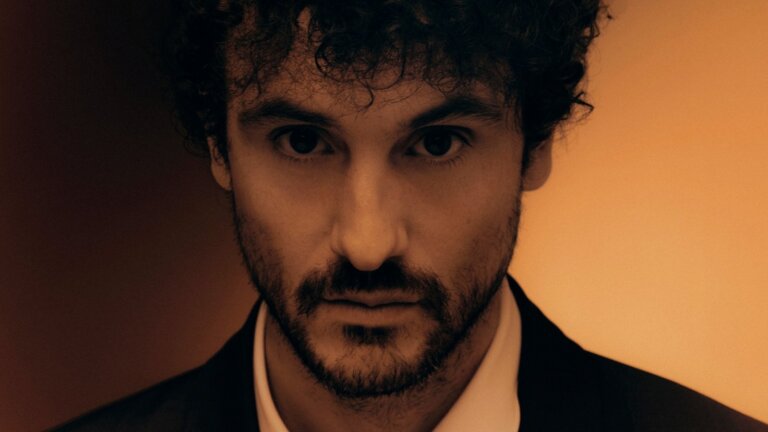 Carl Brave in primo piano nella foto promozionale del singolo Odissea