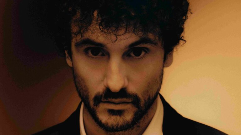 Carl Brave, protagonista del tour teatrale Un’altra stupida Odissea 2027