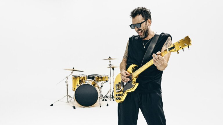 Cesare Cremonini con la chitarra dorata in uno scatto di Pepsy Romanoff per AMATEUR