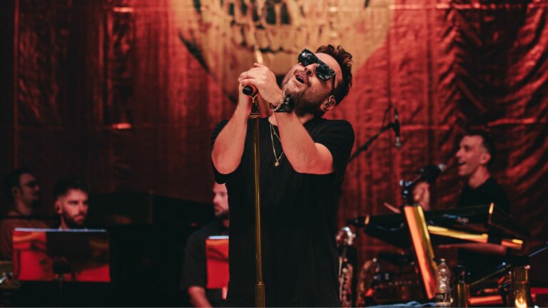 Cesare Cremonini sul palco dell'O2 Shepherd's Bush Empire di Londra durante la presentazione live di AMATEUR