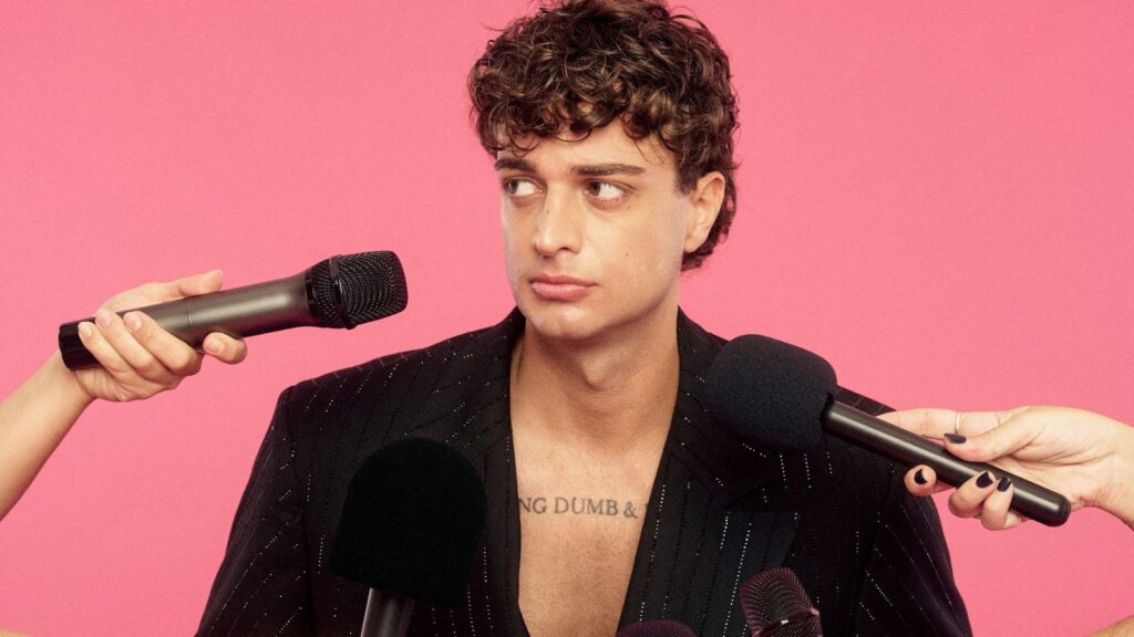 Cioffi circondato da microfoni su sfondo rosa nella foto promozionale del singolo Superstar